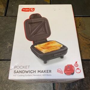 4.5” pocket sandwich maker new in box Dash